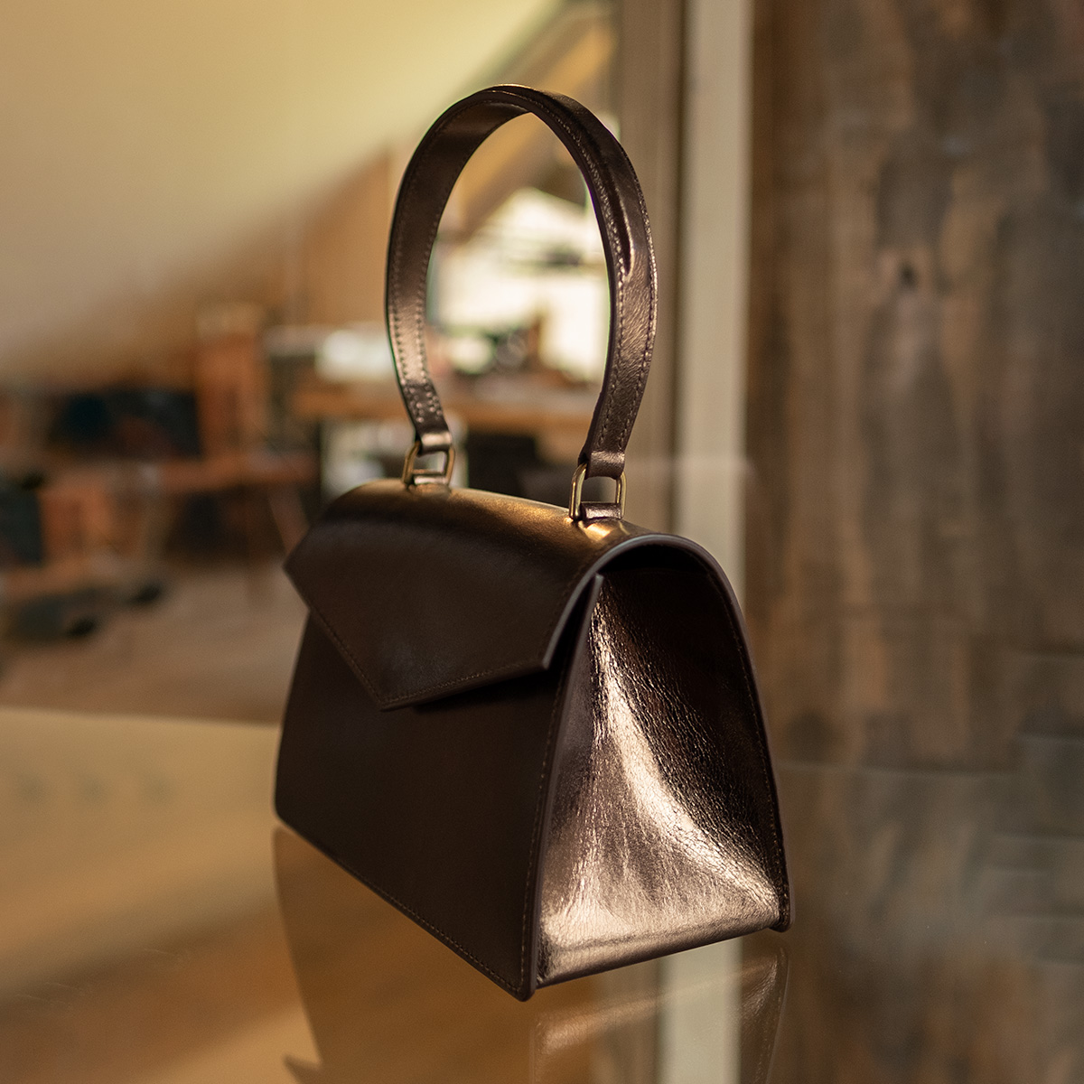 Horakuze_Luminosa_bok